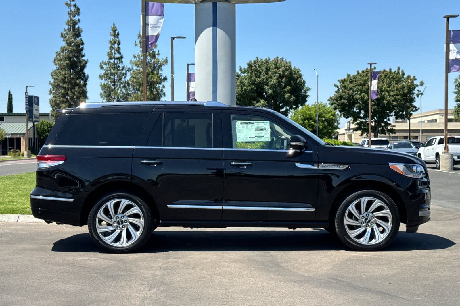 Thumbnail: 2024 Lincoln Navigator - 8