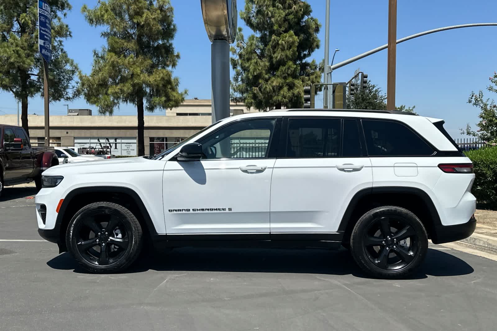 Thumbnail: 2023 Jeep Grand Cherokee - 6