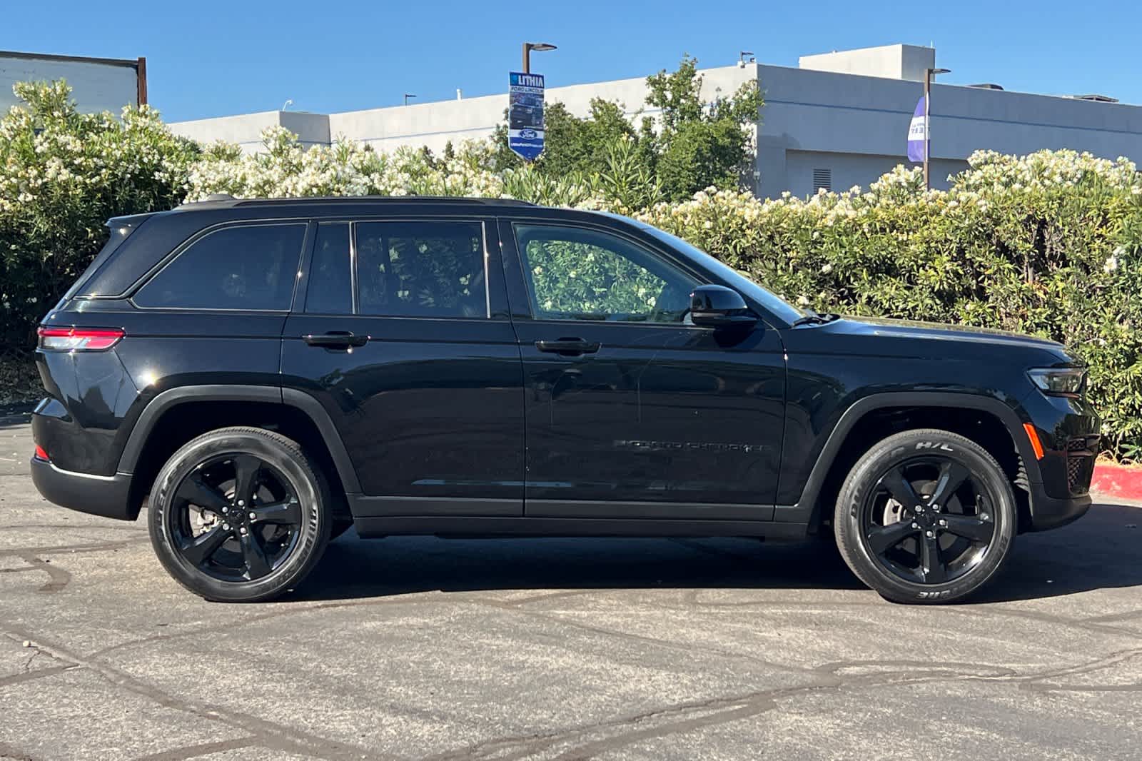 Thumbnail: 2023 Jeep Grand Cherokee - 8