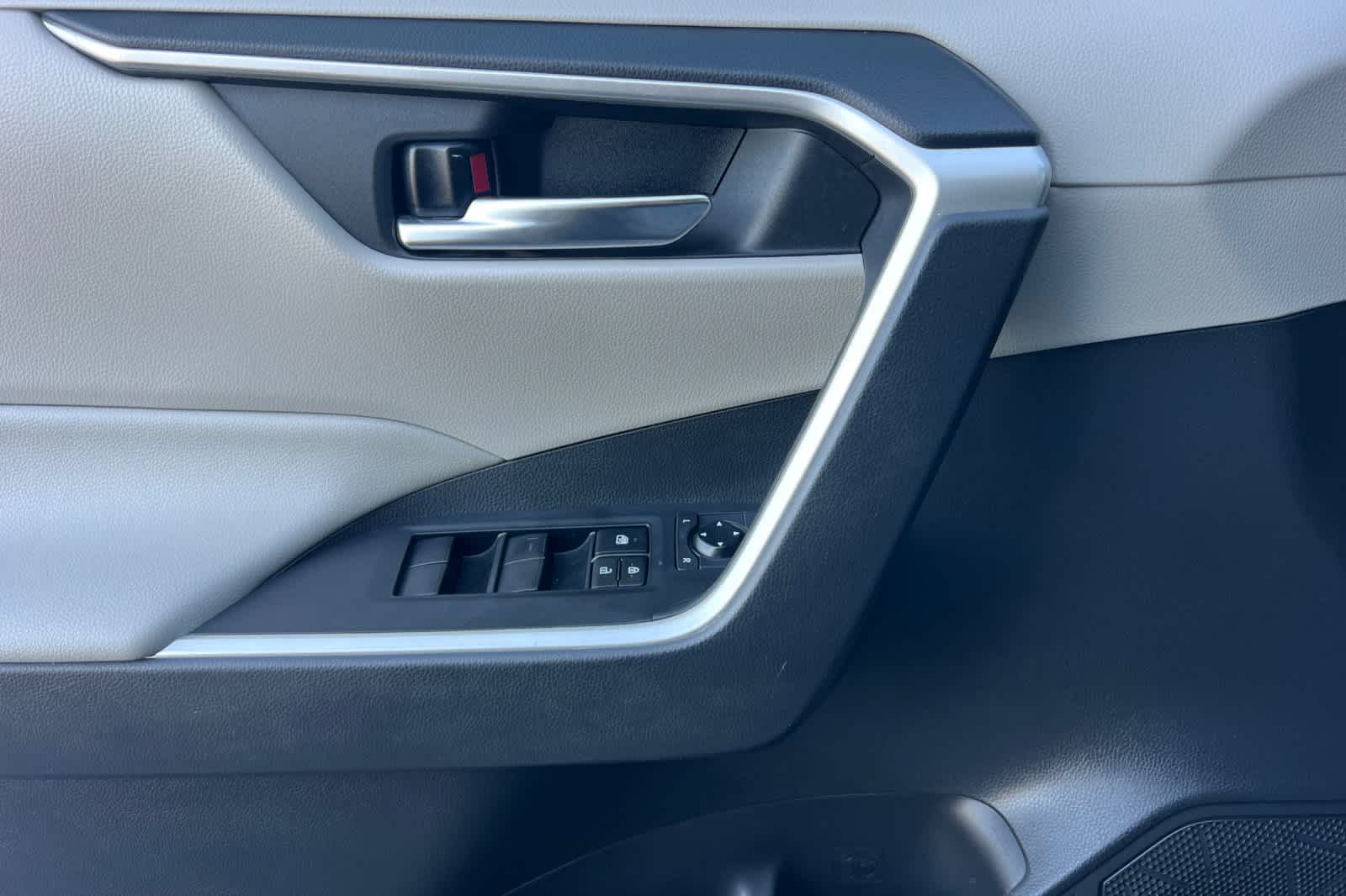 Thumbnail: 2020 Toyota RAV4 - 12