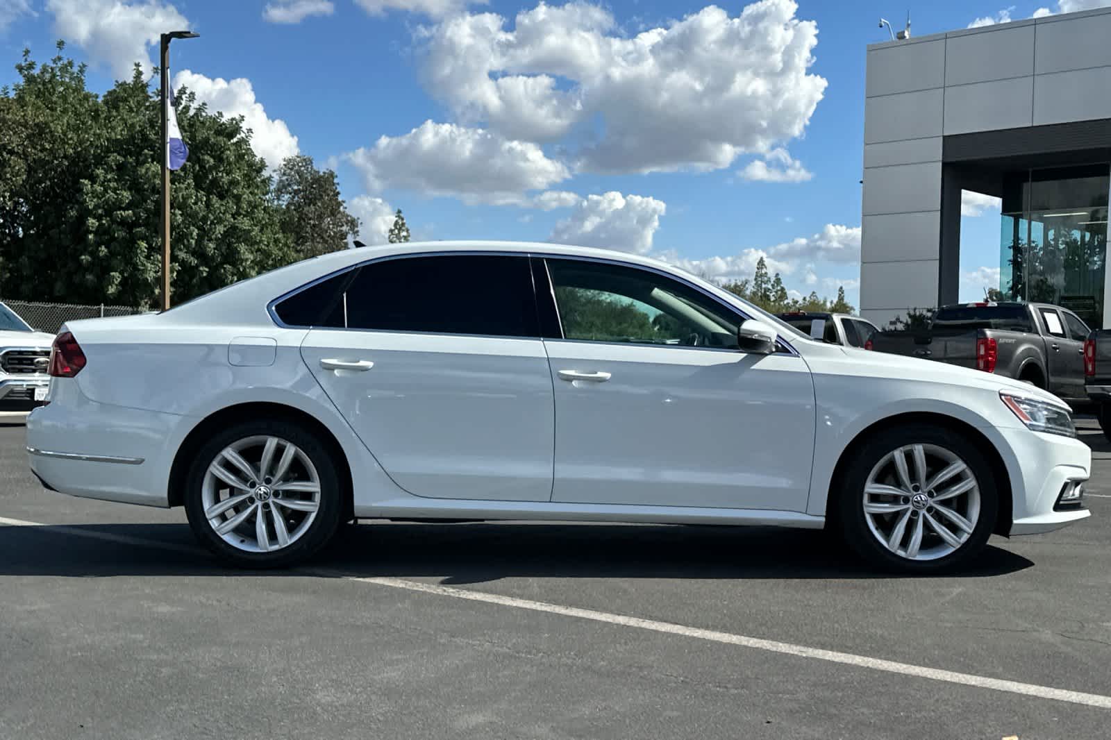 Thumbnail: 2018 Volkswagen Passat - 9