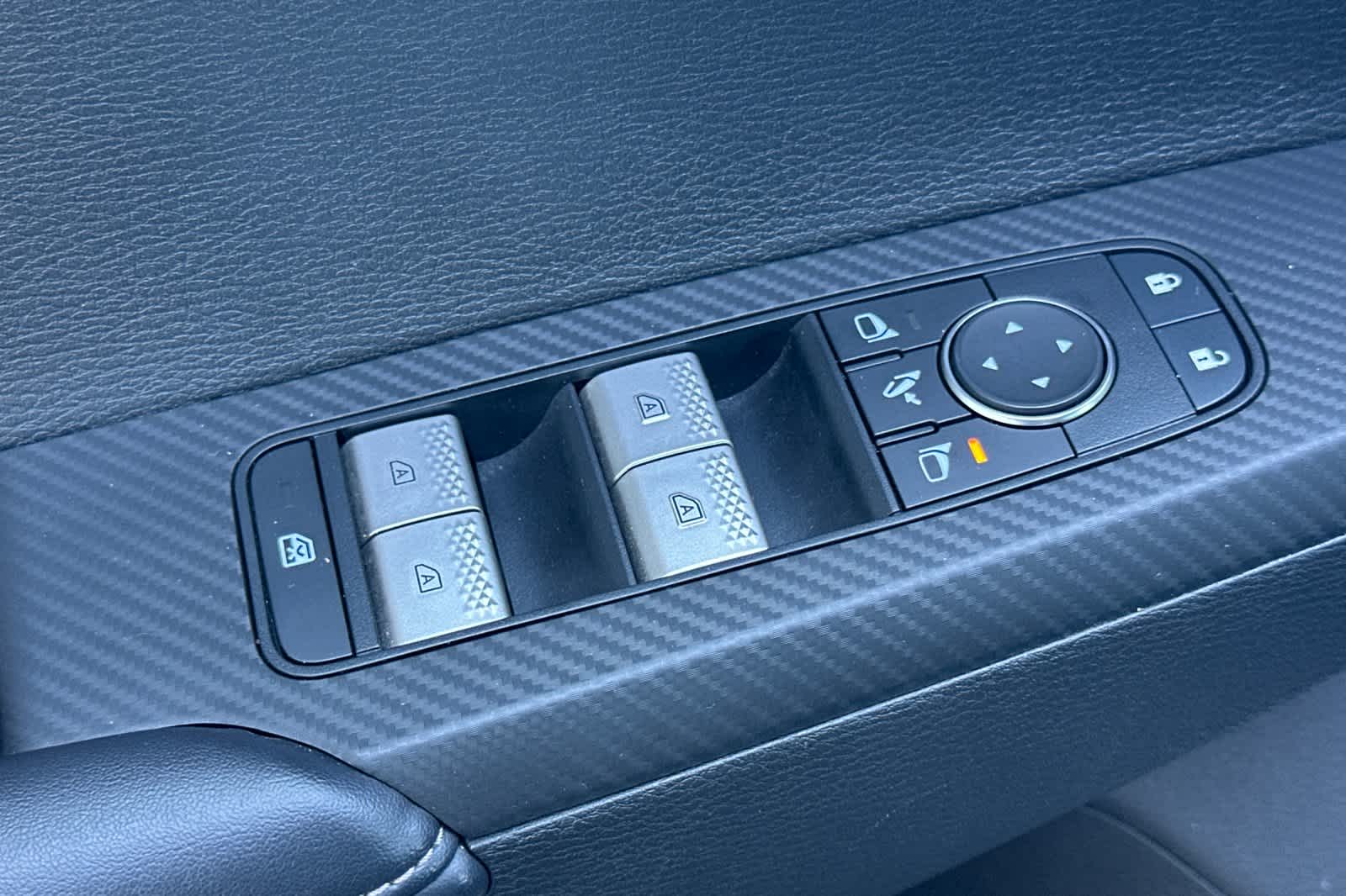 Thumbnail: 2023 Mitsubishi Outlander - 13