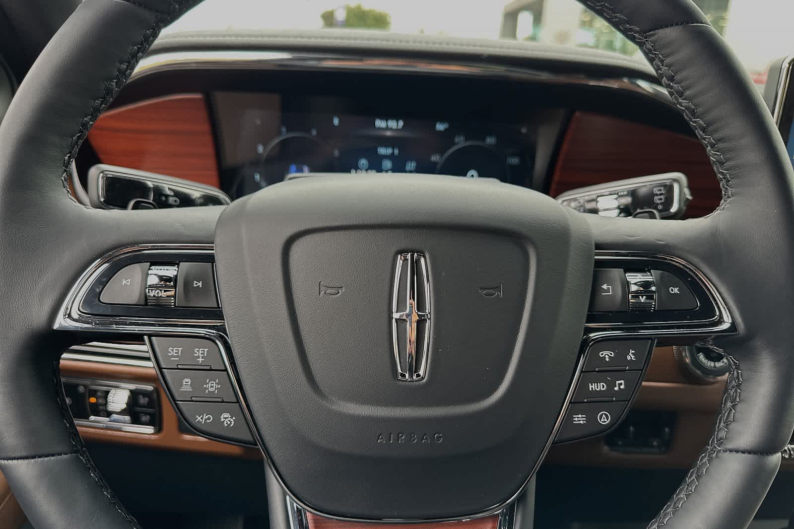 Thumbnail: 2024 Lincoln Navigator L - 26
