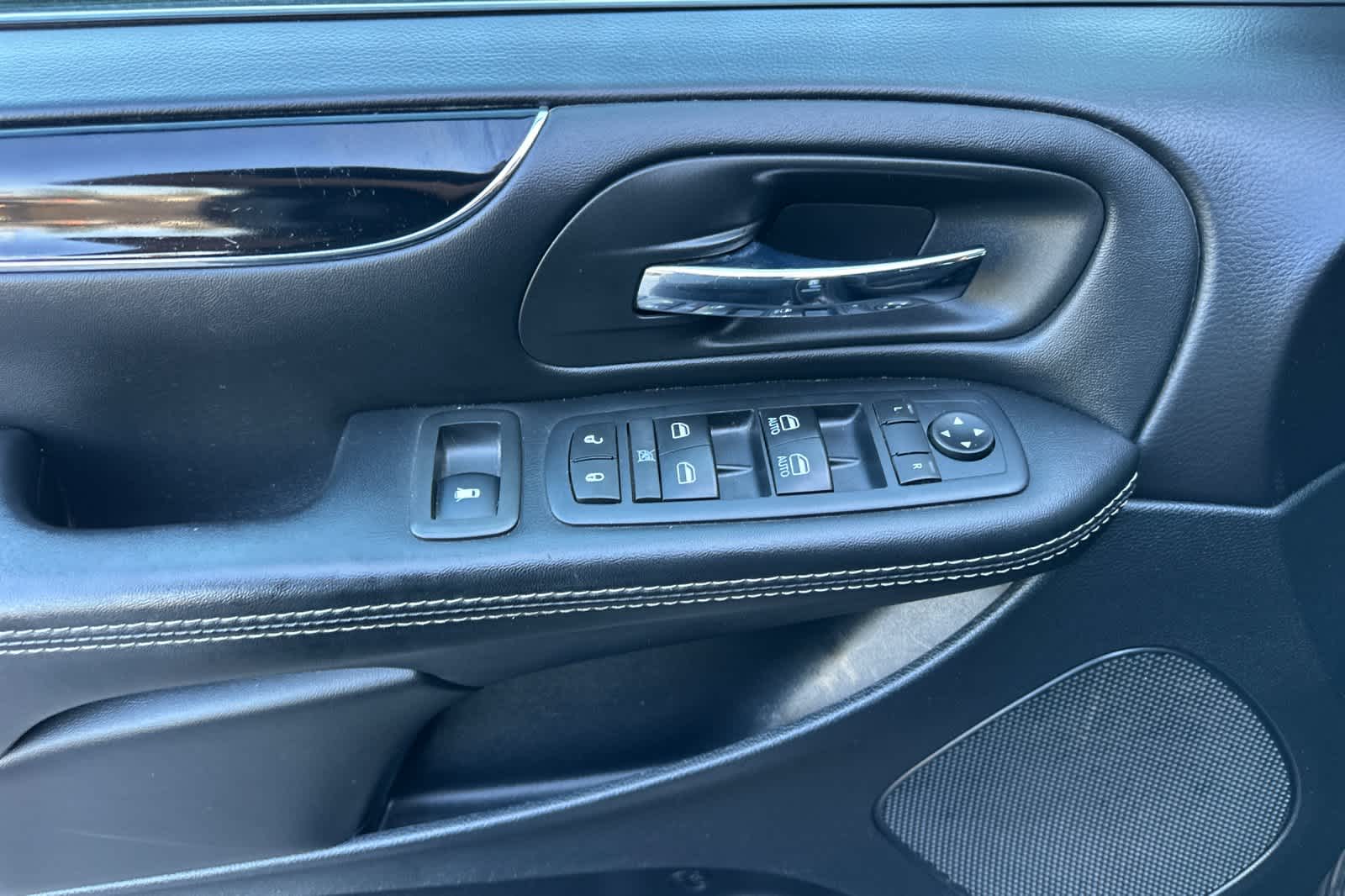 Thumbnail: 2017 Dodge Grand Caravan - 12