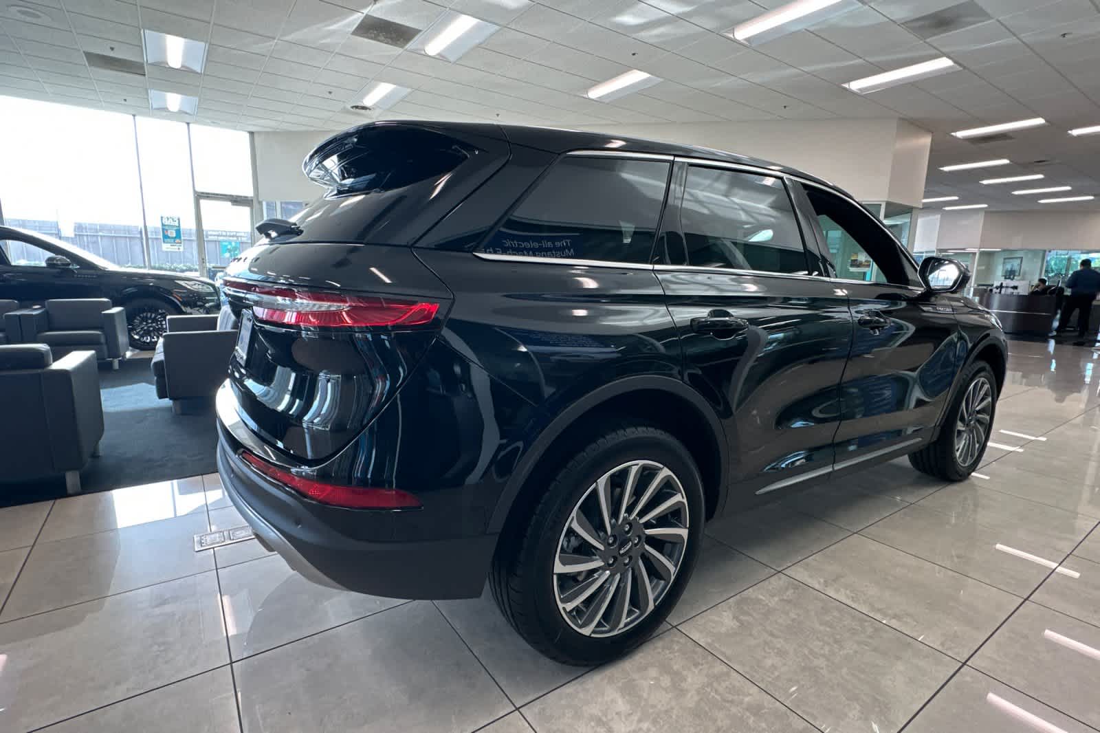 Thumbnail: 2025 Lincoln Corsair - 2