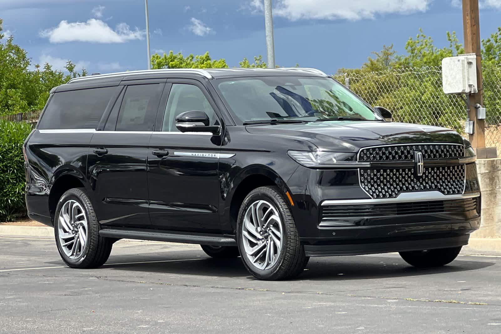 Thumbnail: 2026 Lincoln Navigator L - 10