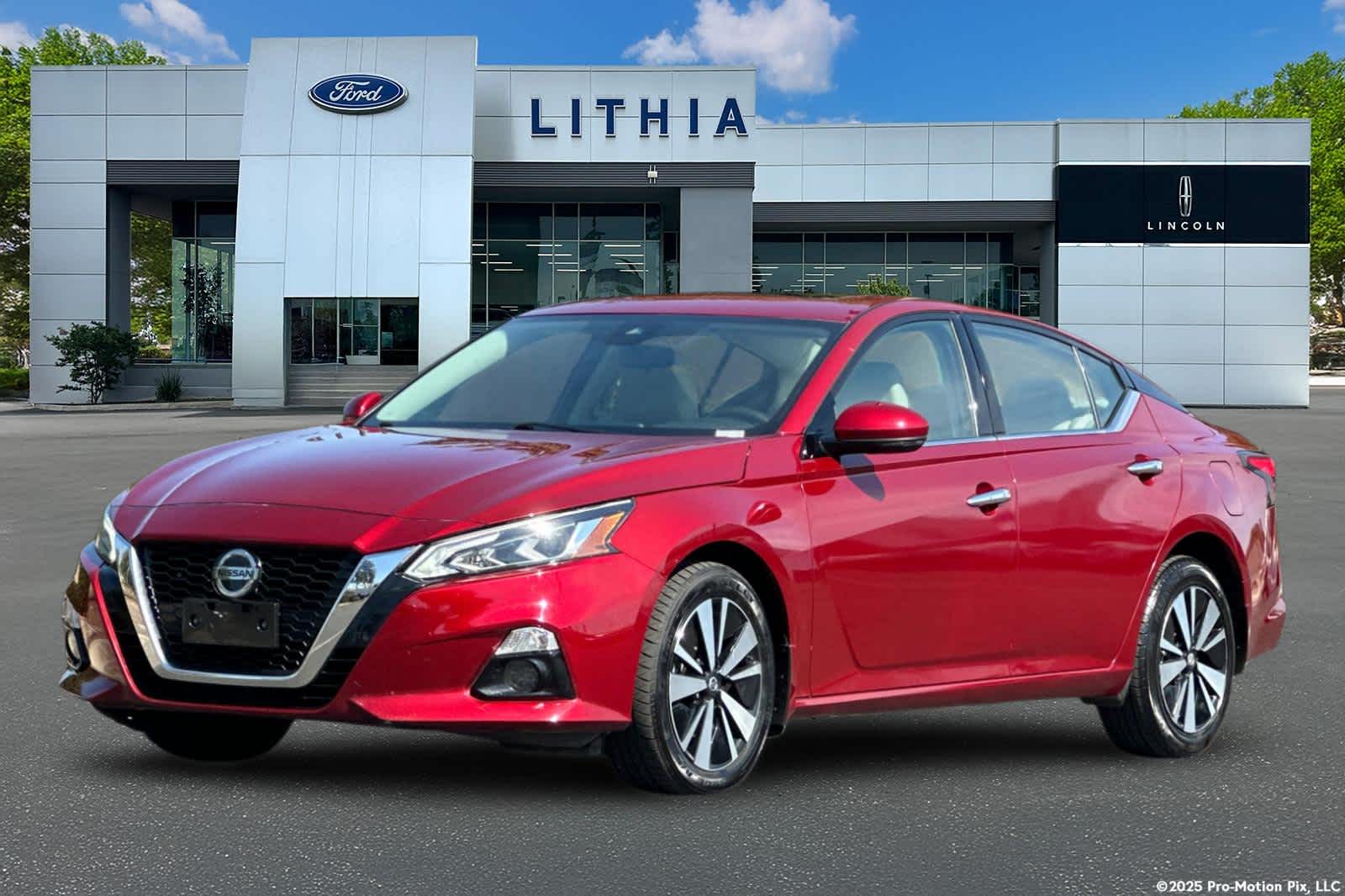 2022 Nissan Altima SL Hero Image