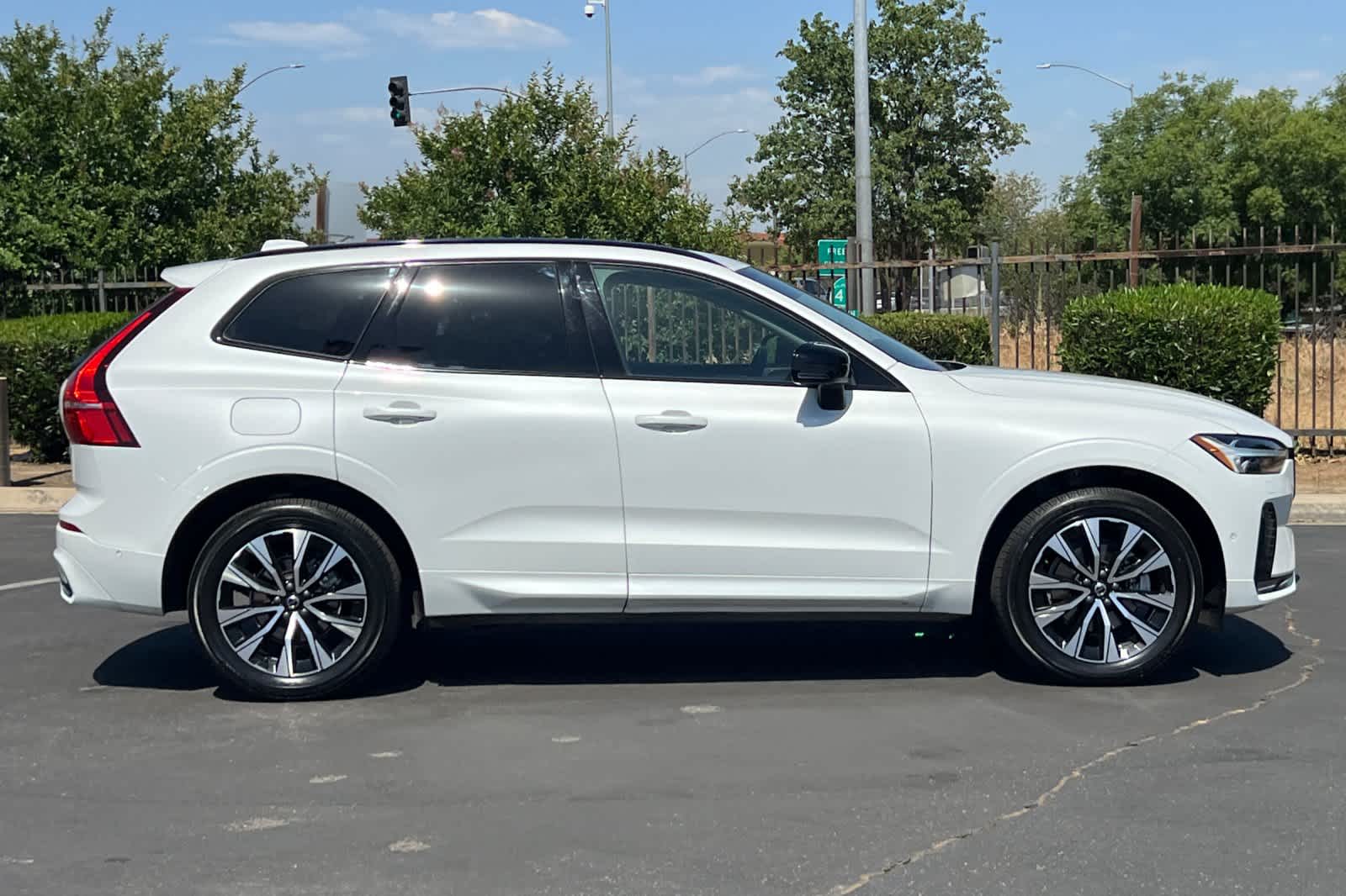 Thumbnail: 2023 Volvo XC60 - 9