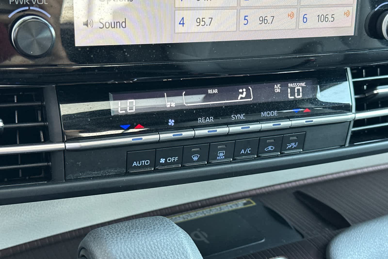 Thumbnail: 2024 Toyota Sienna - 22