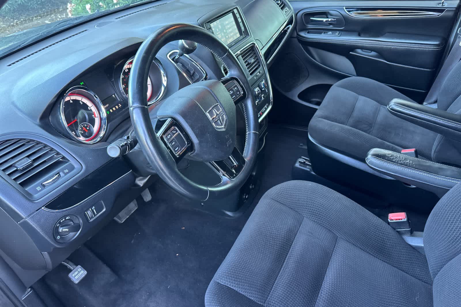 Thumbnail: 2017 Dodge Grand Caravan - 11