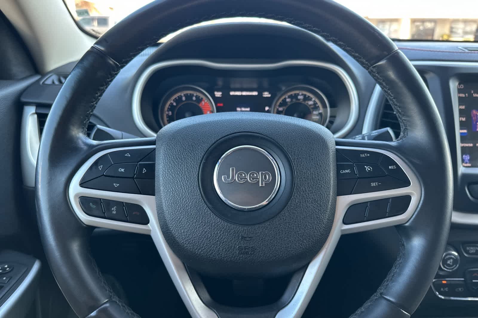 Thumbnail: 2018 Jeep Cherokee - 23