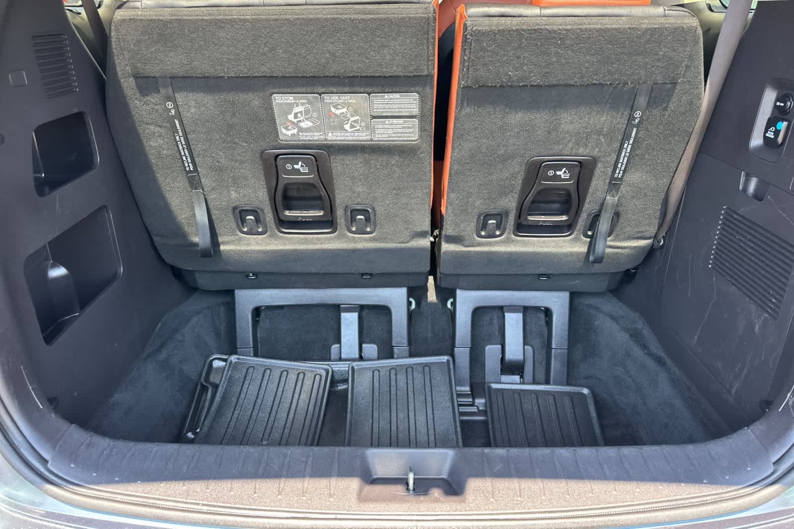 Thumbnail: 2022 Kia Carnival - 17