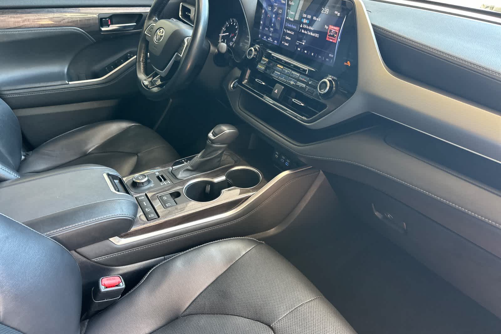 Thumbnail: 2022 Toyota Highlander - 16