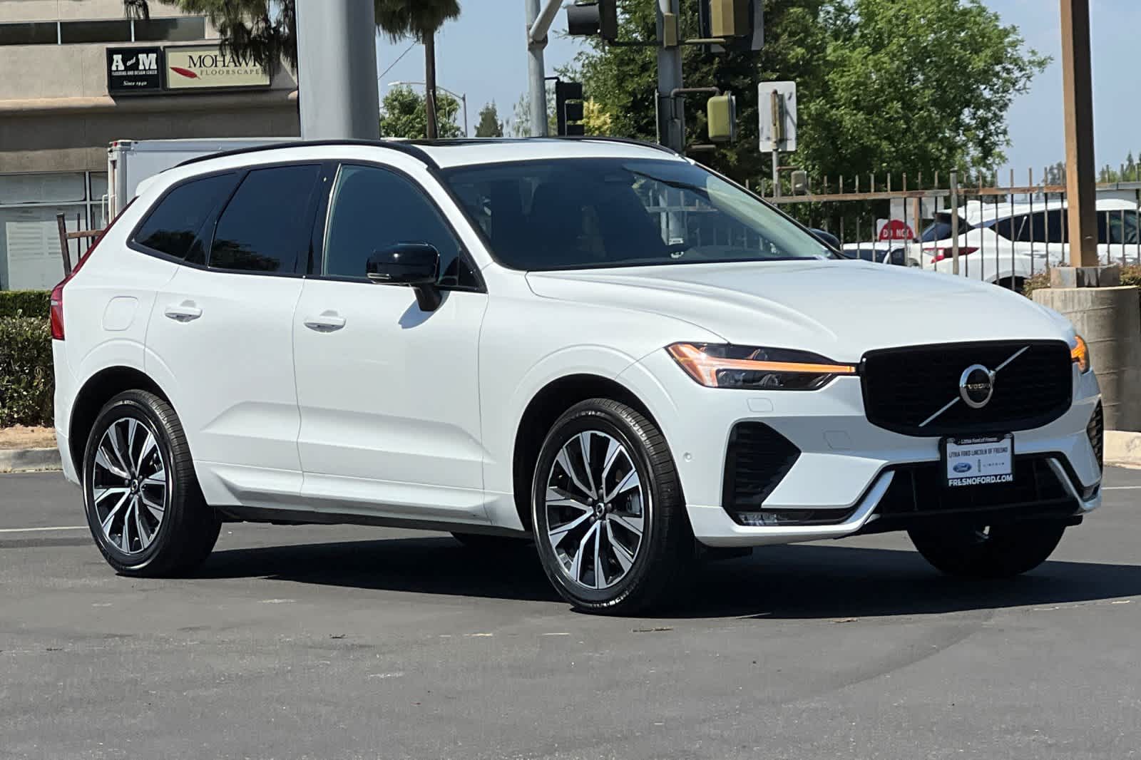 Thumbnail: 2023 Volvo XC60 - 10
