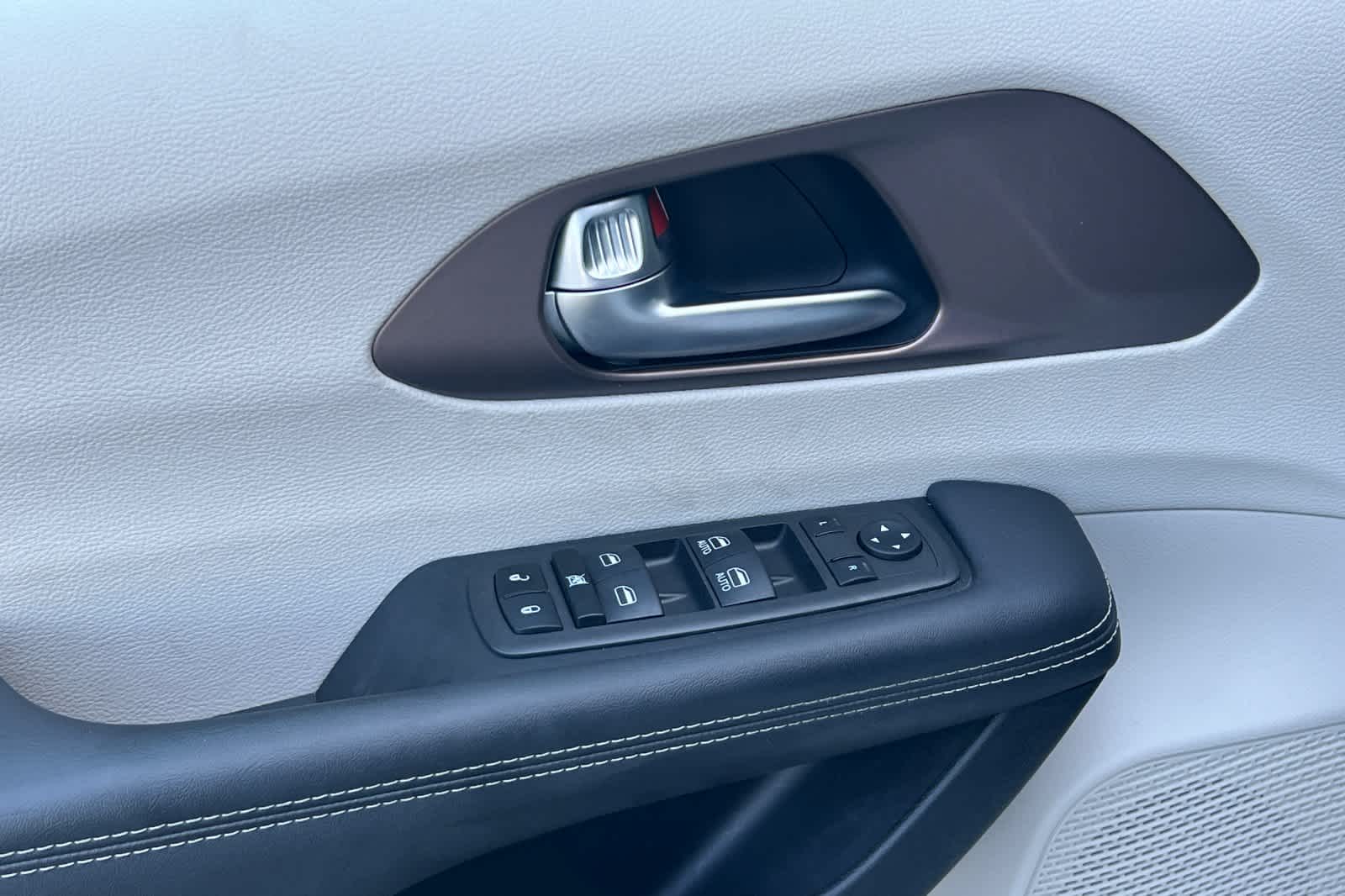 Thumbnail: 2024 Chrysler Voyager - 12