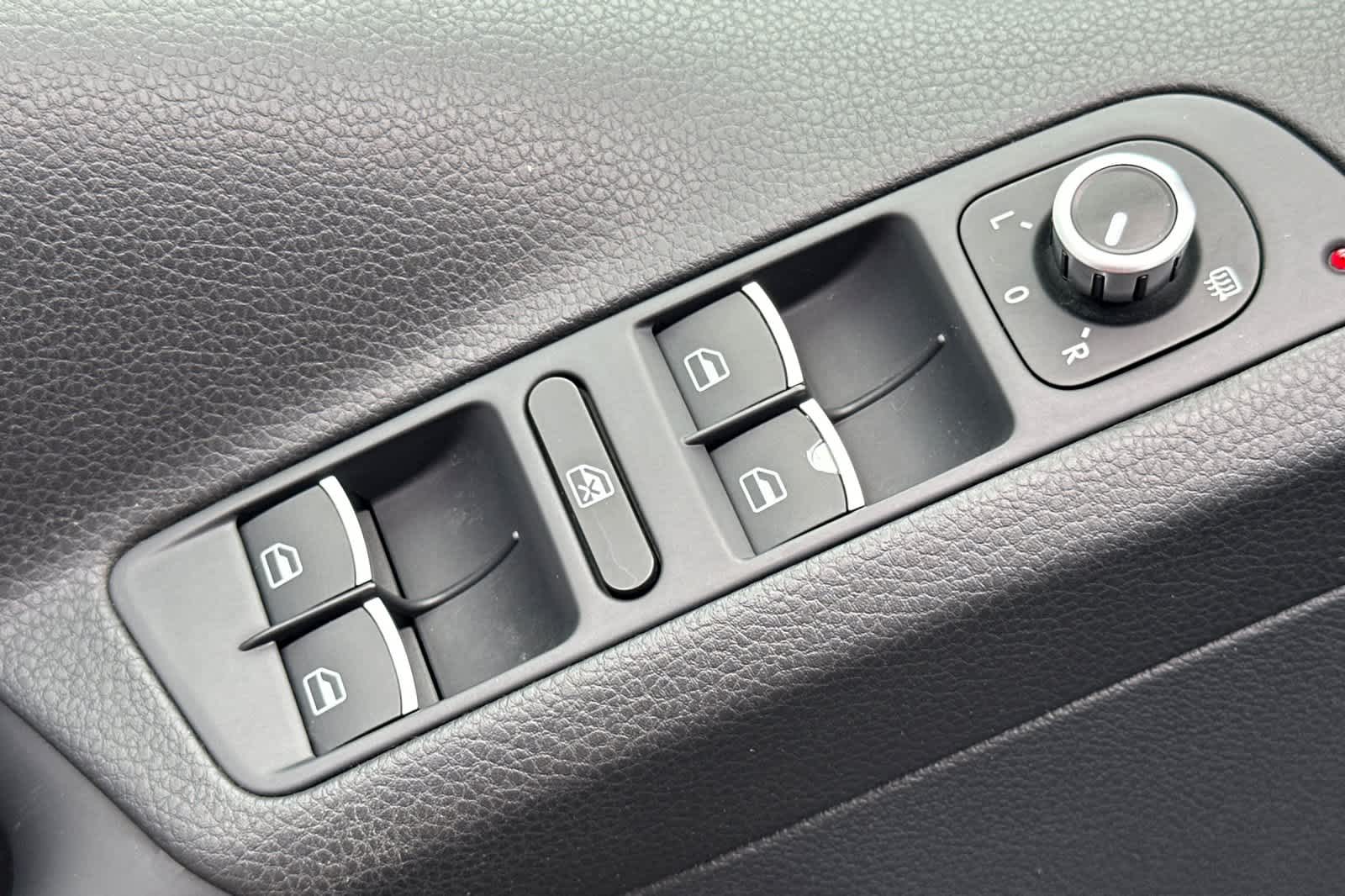 Thumbnail: 2014 Volkswagen Tiguan - 13