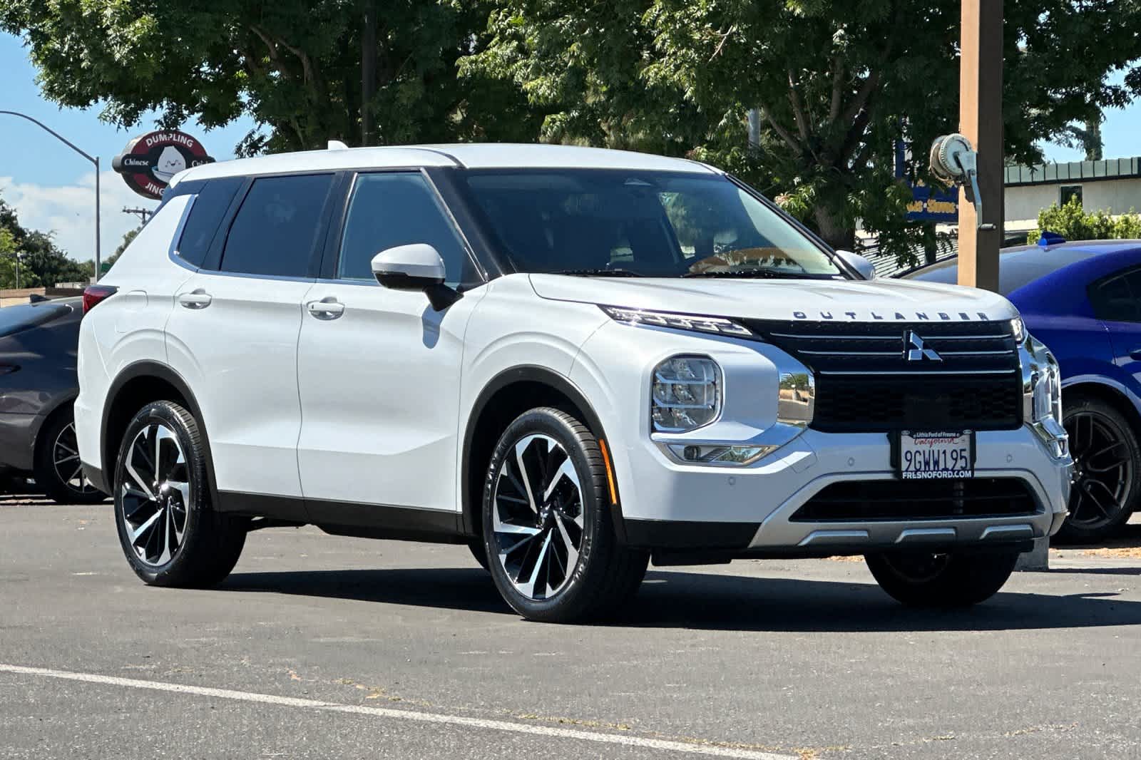 Thumbnail: 2023 Mitsubishi Outlander - 9