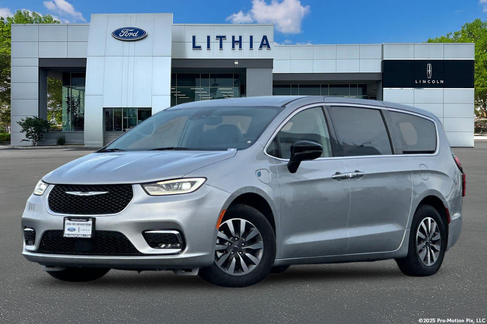 2024 Chrysler Pacifica PHEV Select's photo