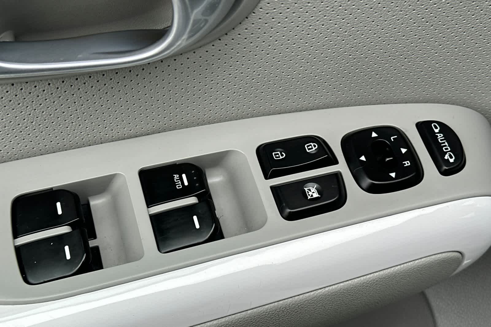 Thumbnail: 2017 Kia Soul EV - 13