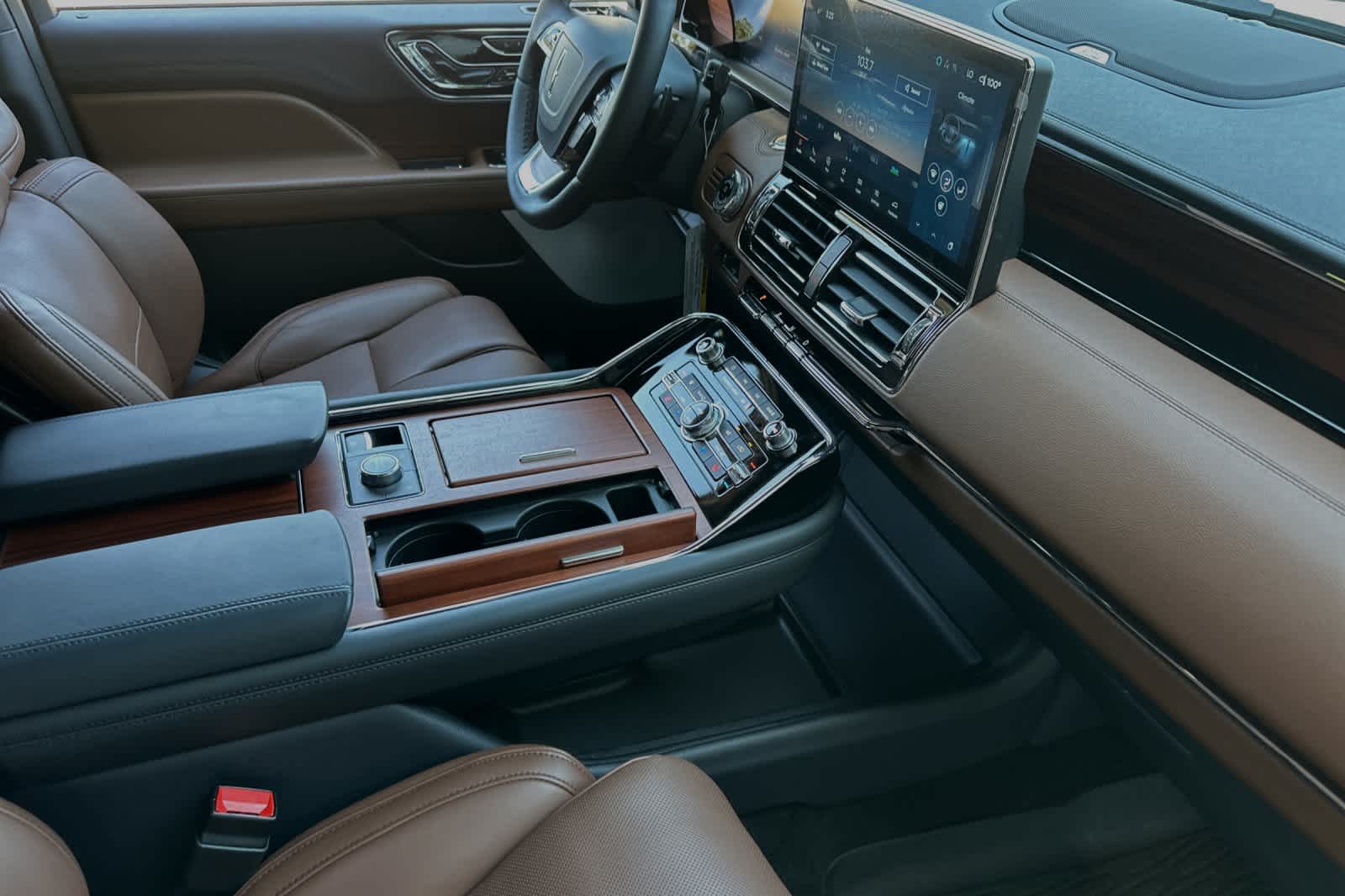 Thumbnail: 2024 Lincoln Navigator L - 17