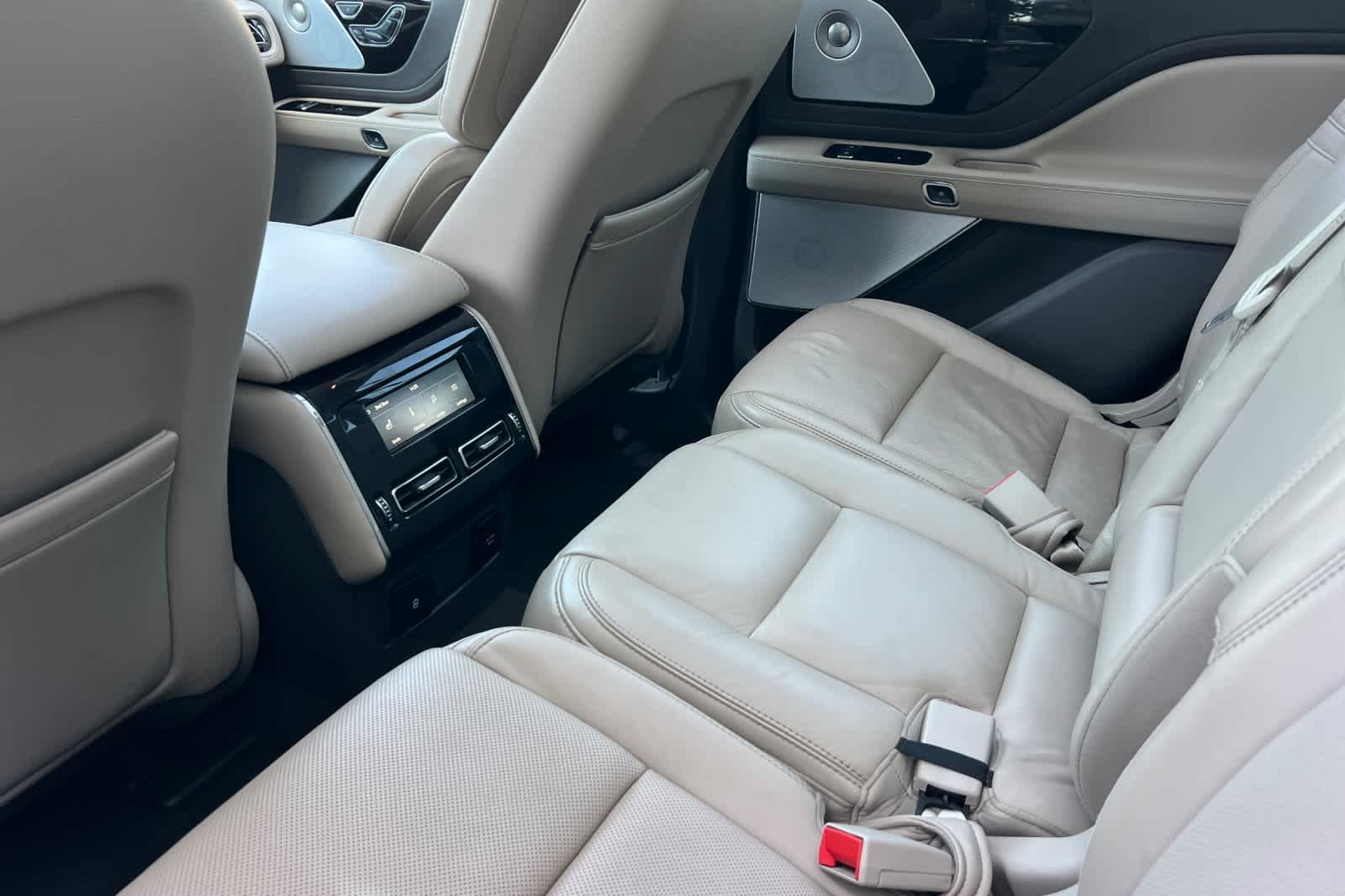 Thumbnail: 2020 Lincoln Aviator - 4