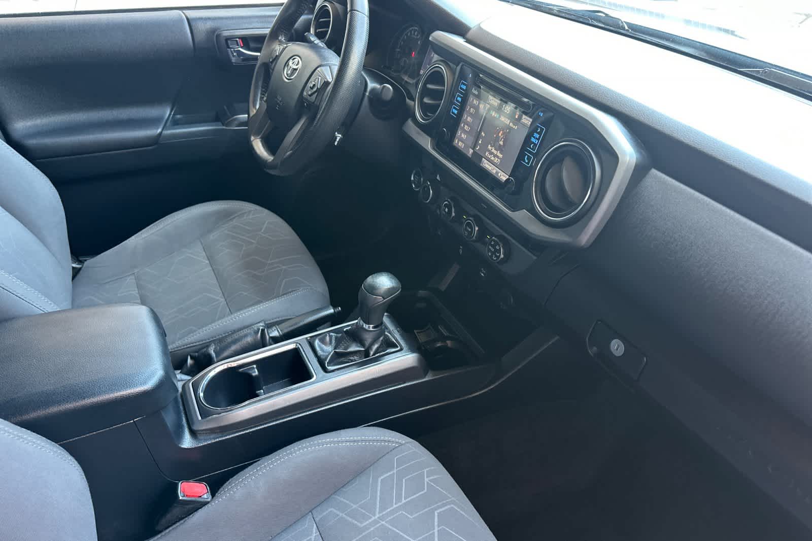 Thumbnail: 2016 Toyota Tacoma - 15