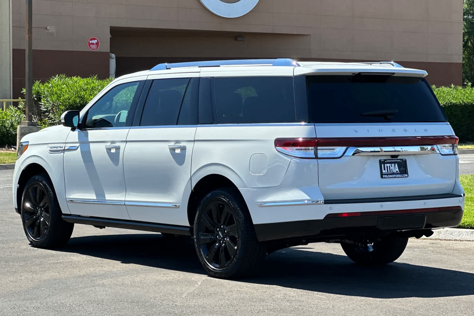 Thumbnail: 2024 Lincoln Navigator L - 6
