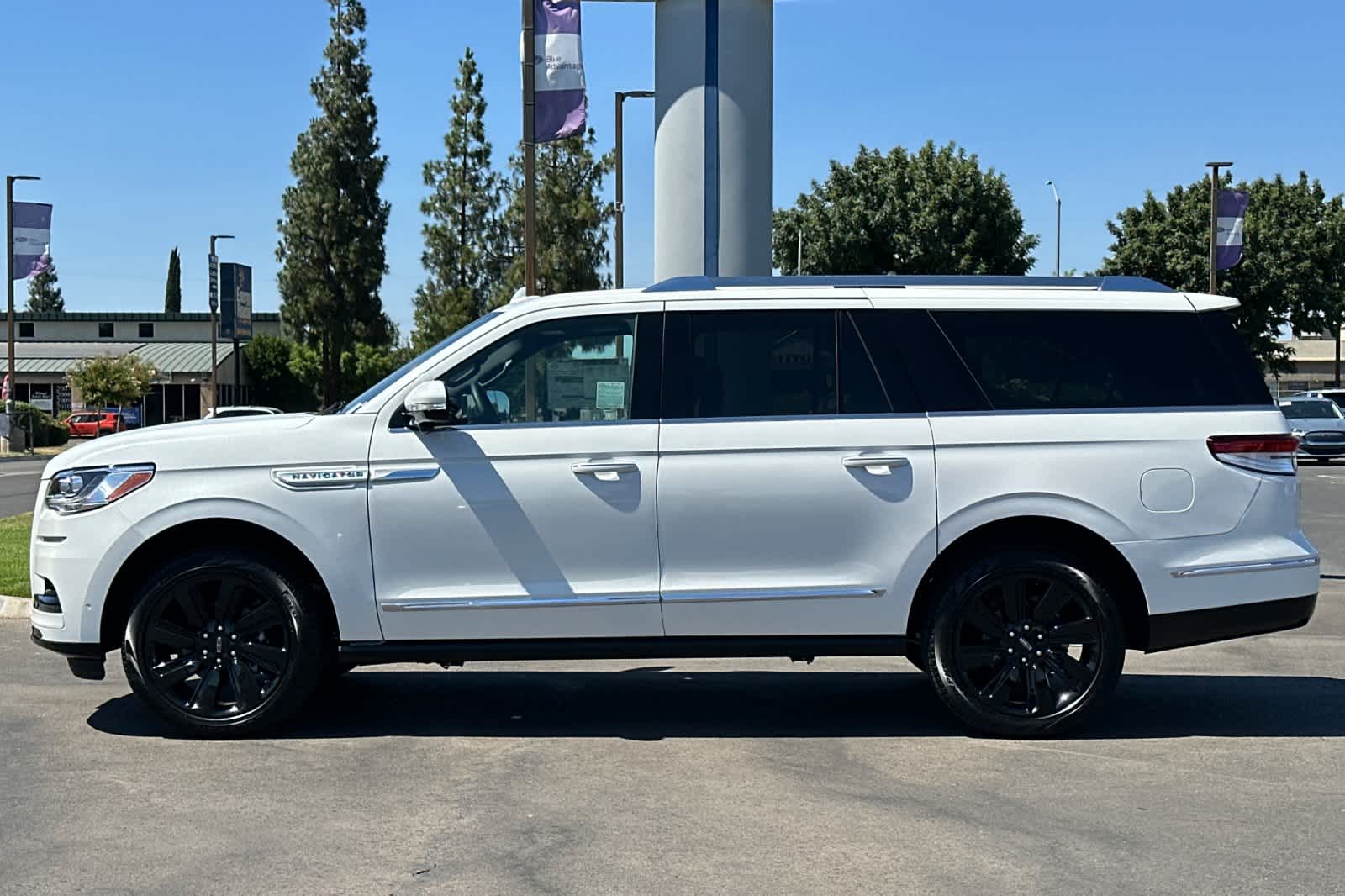 Thumbnail: 2024 Lincoln Navigator L - 5
