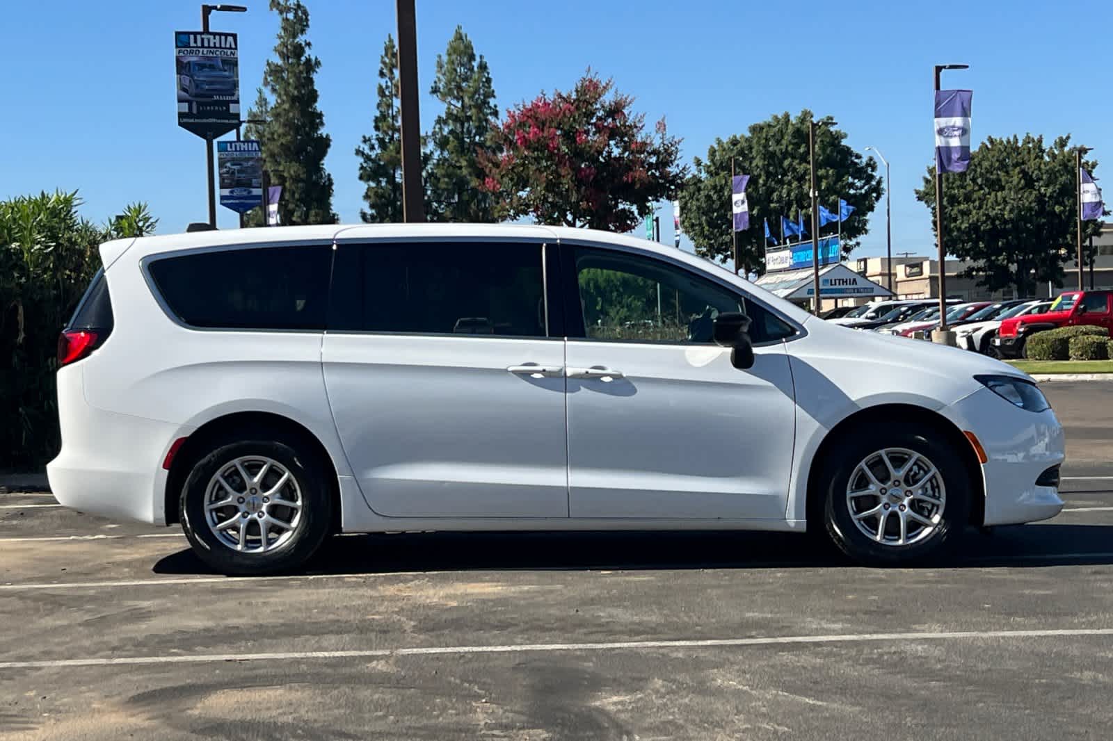 Thumbnail: 2024 Chrysler Voyager - 8