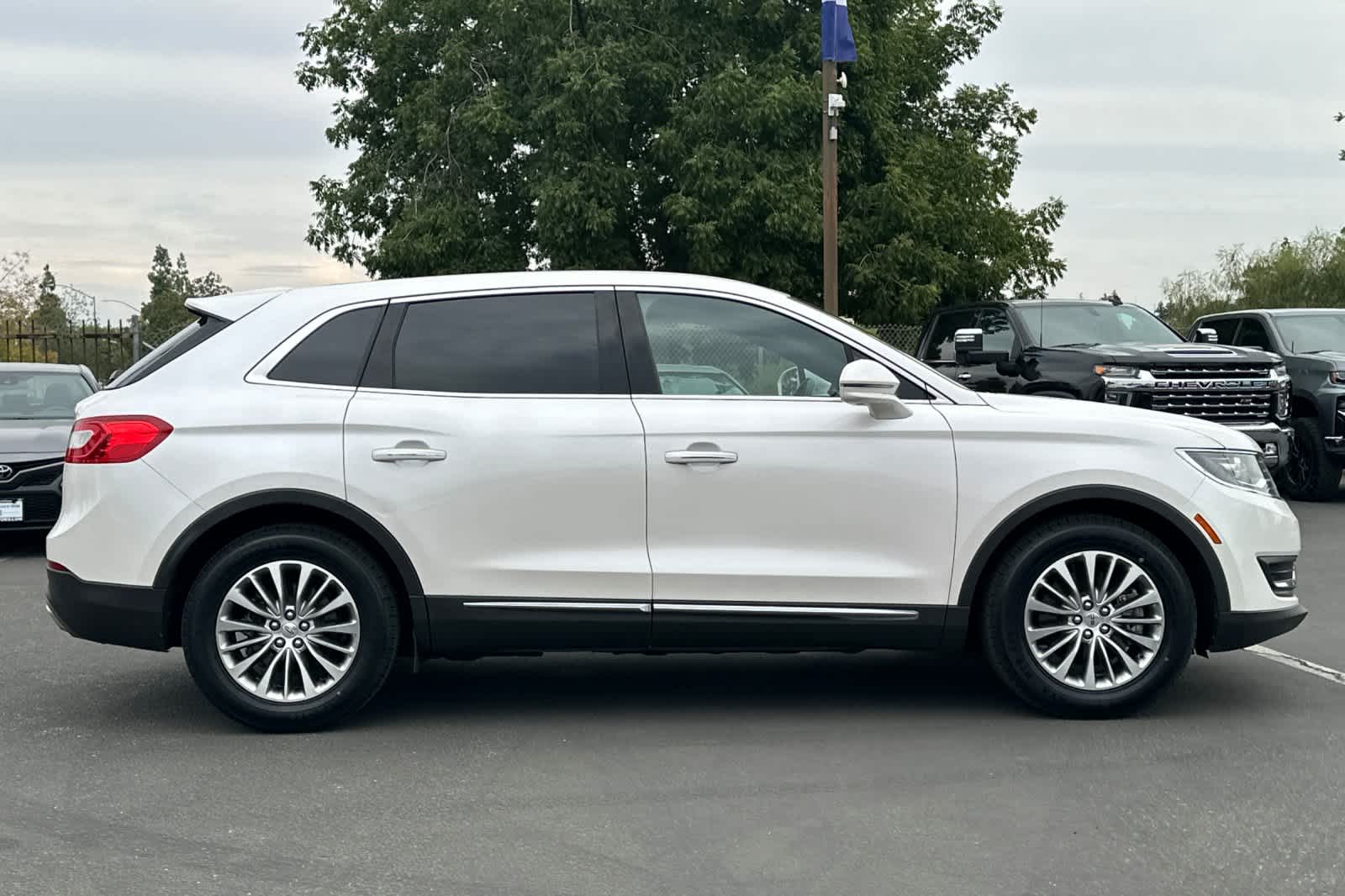 Thumbnail: 2017 Lincoln MKX - 8