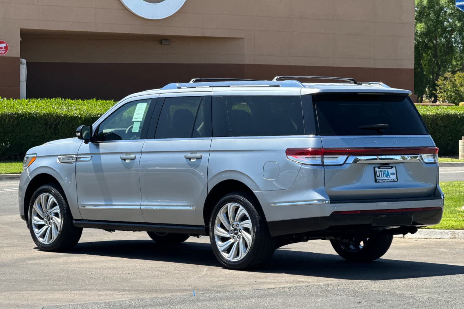 Thumbnail: 2024 Lincoln Navigator L - 6