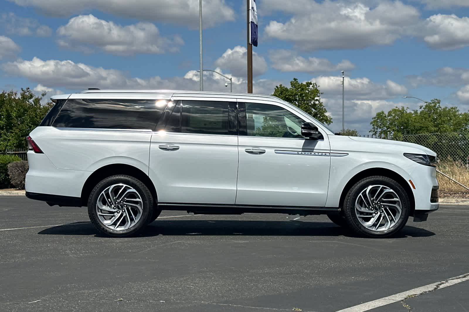 Thumbnail: 2026 Lincoln Navigator L - 8