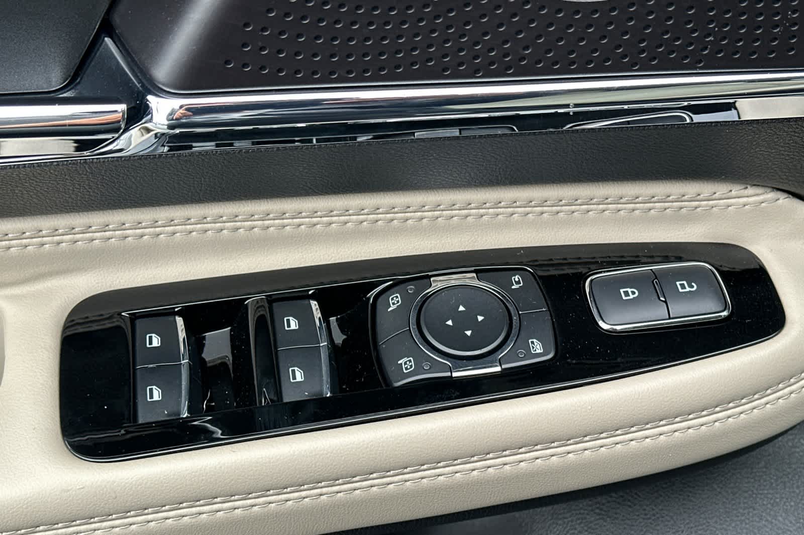 Thumbnail: 2025 Lincoln Corsair - 14