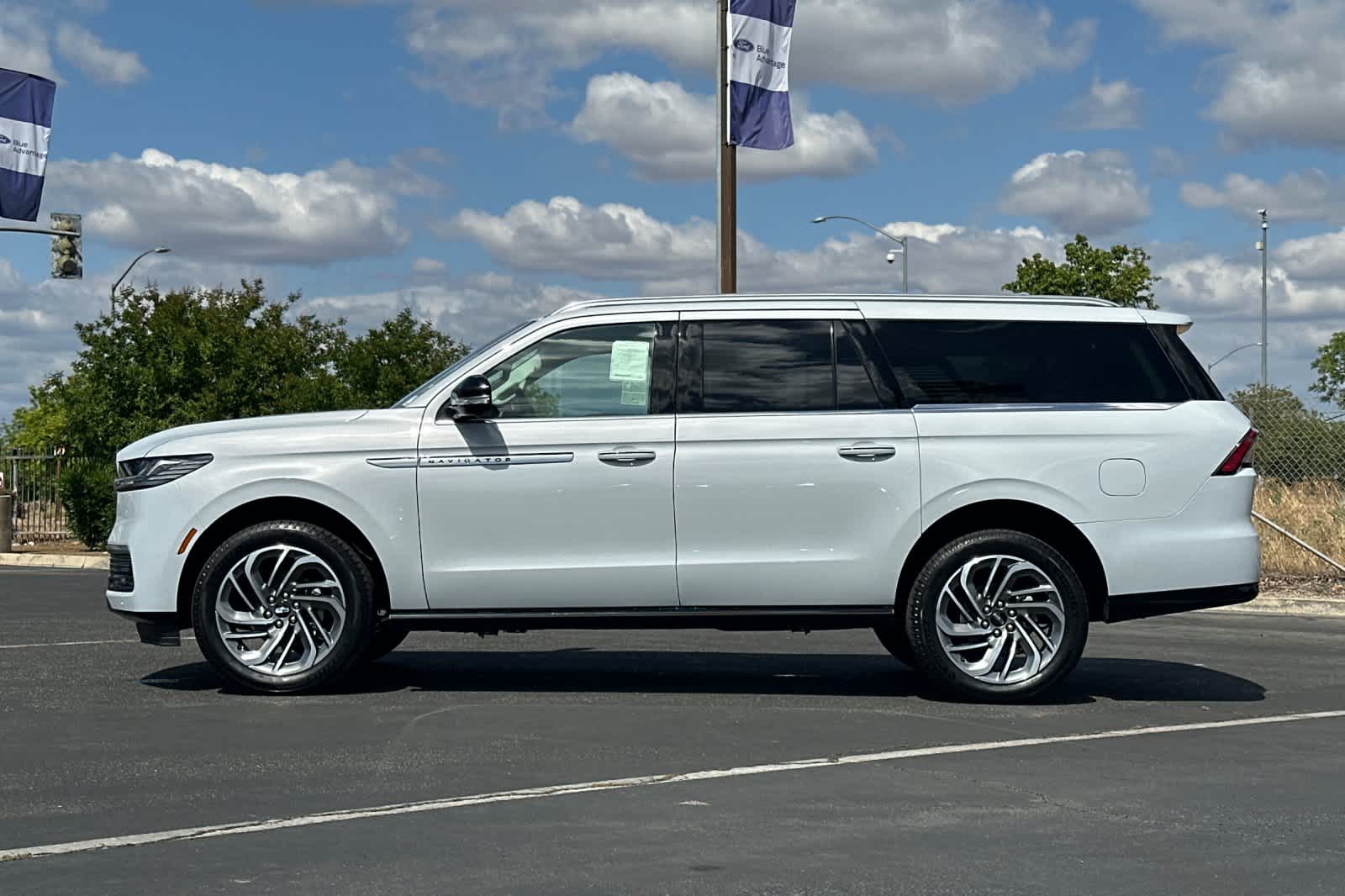 Thumbnail: 2026 Lincoln Navigator L - 5