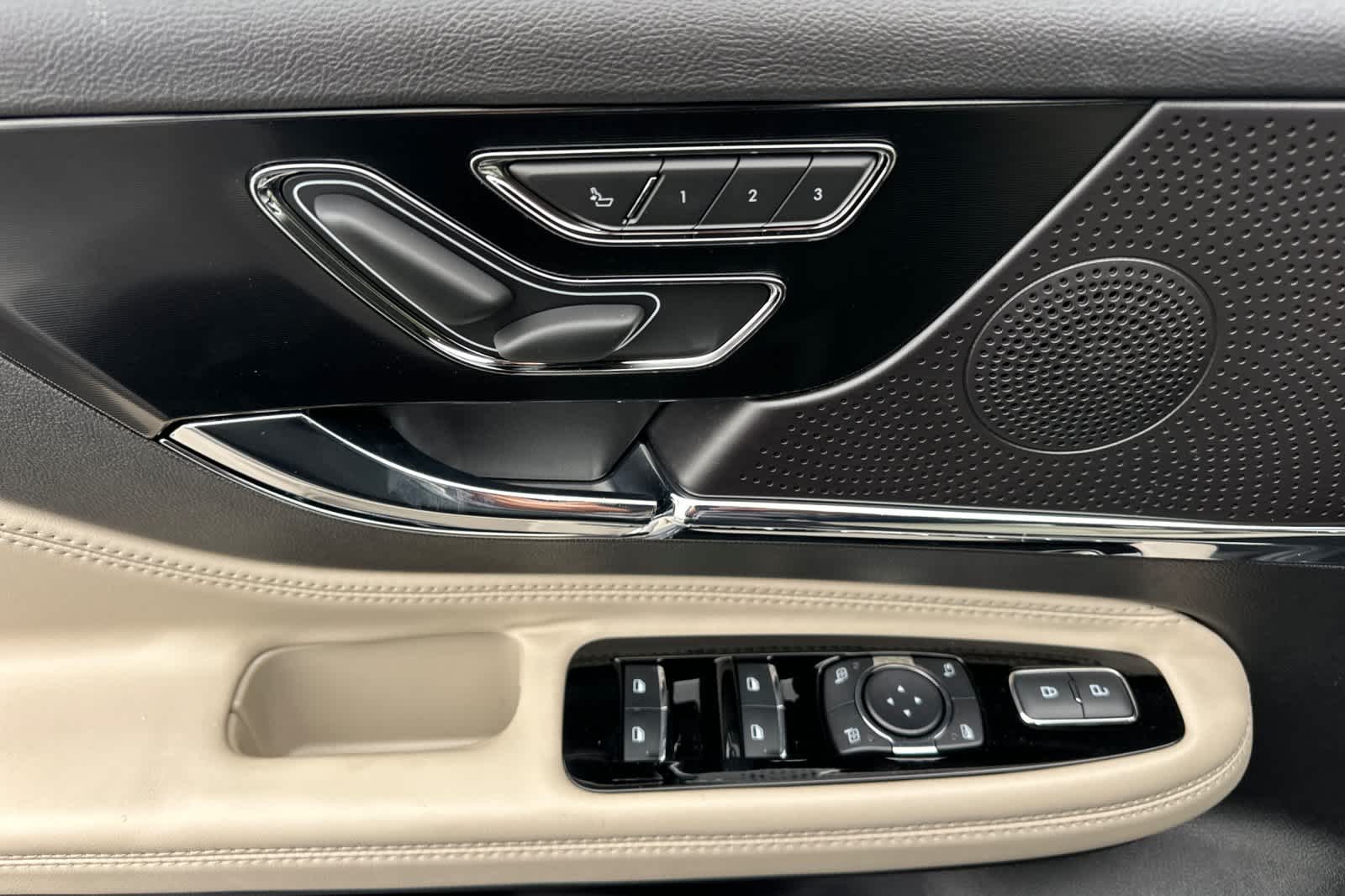 Thumbnail: 2025 Lincoln Corsair - 13