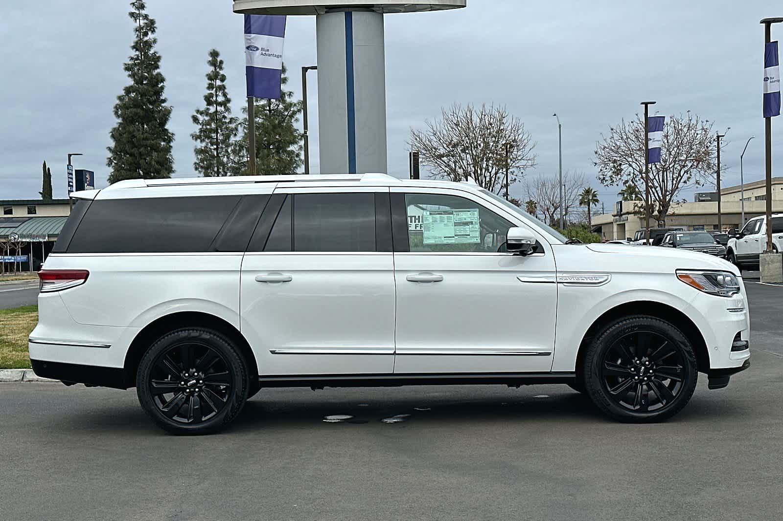 Thumbnail: 2024 Lincoln Navigator L - 8