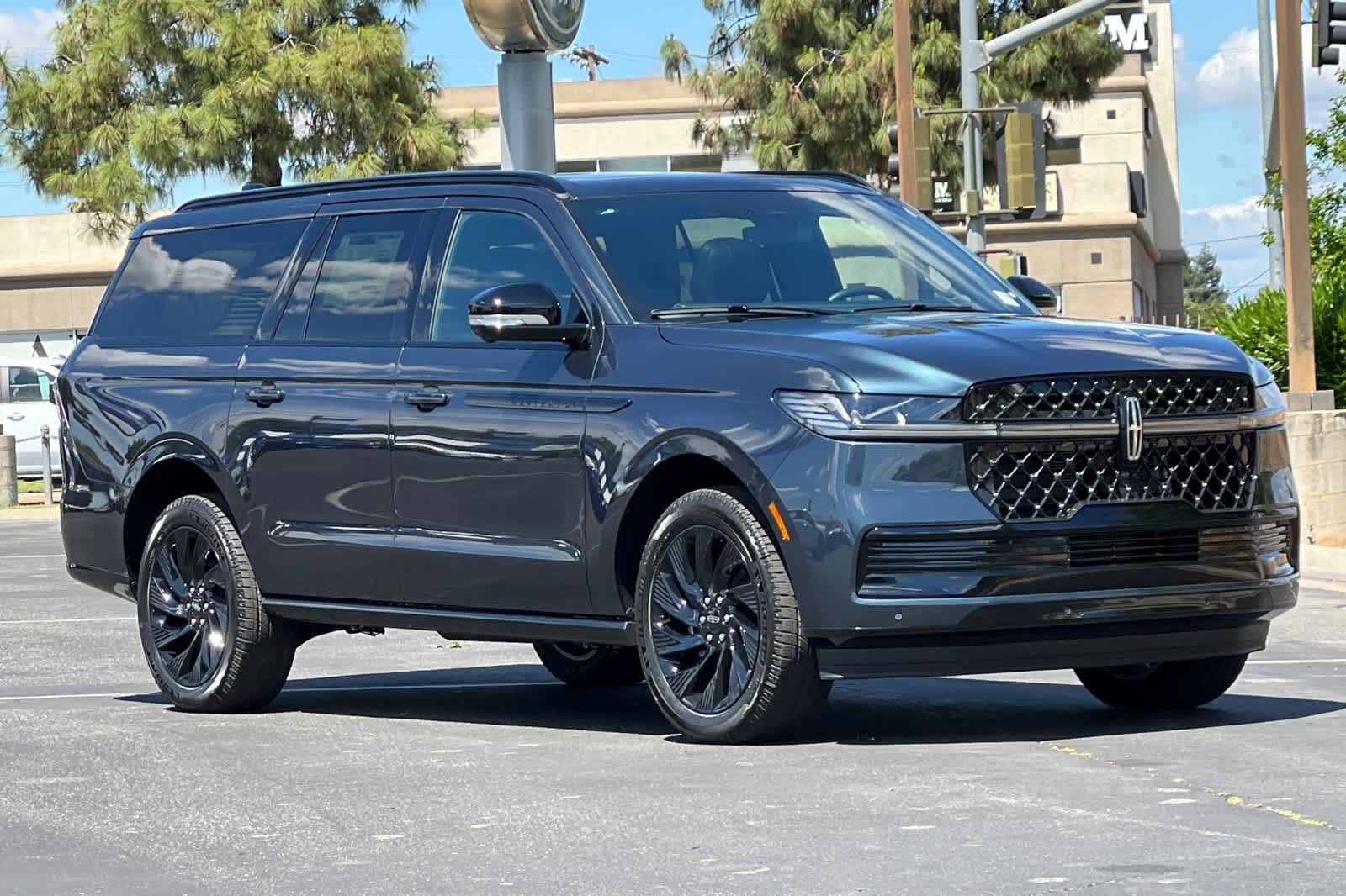 Thumbnail: 2026 Lincoln Navigator L - 10