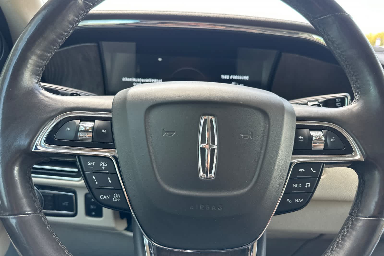 Thumbnail: 2019 Lincoln Navigator L - 24