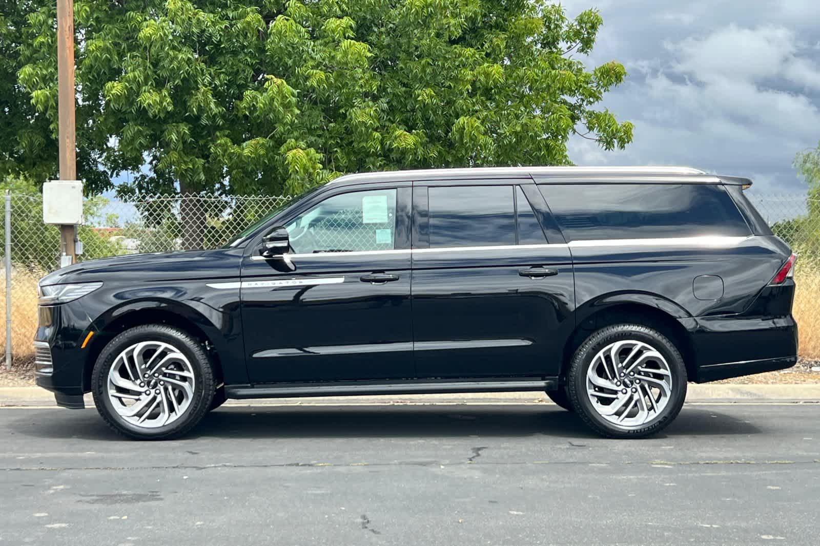 Thumbnail: 2026 Lincoln Navigator L - 5