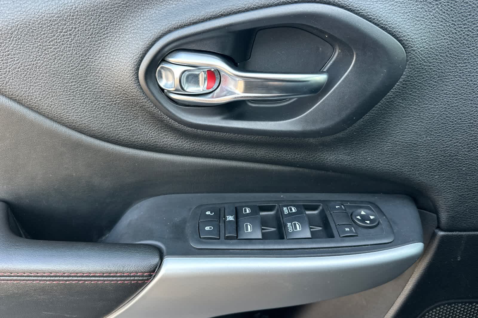 Thumbnail: 2018 Jeep Cherokee - 12