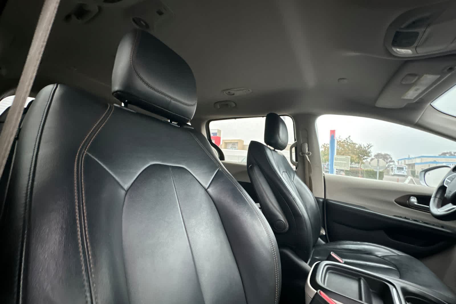 Thumbnail: 2017 Chrysler Pacifica - 18