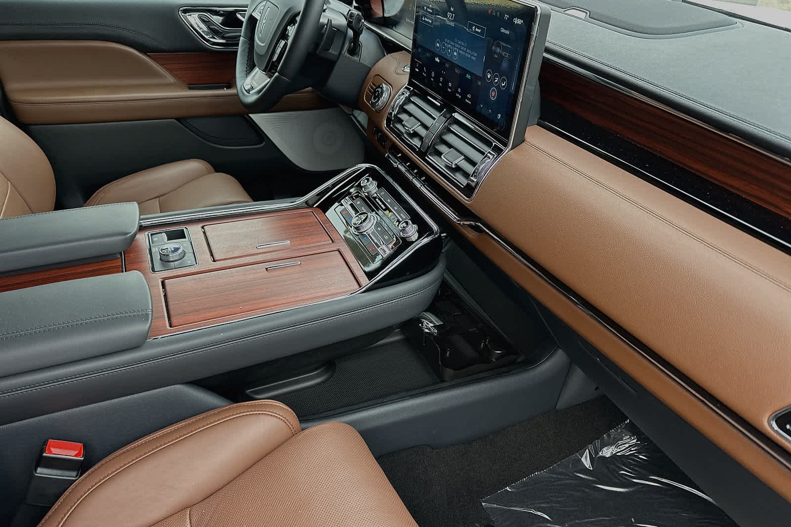 Thumbnail: 2024 Lincoln Navigator L - 18