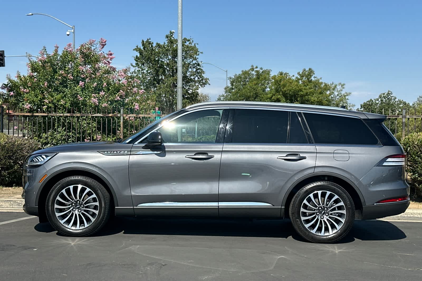 Thumbnail: 2022 Lincoln Aviator - 6