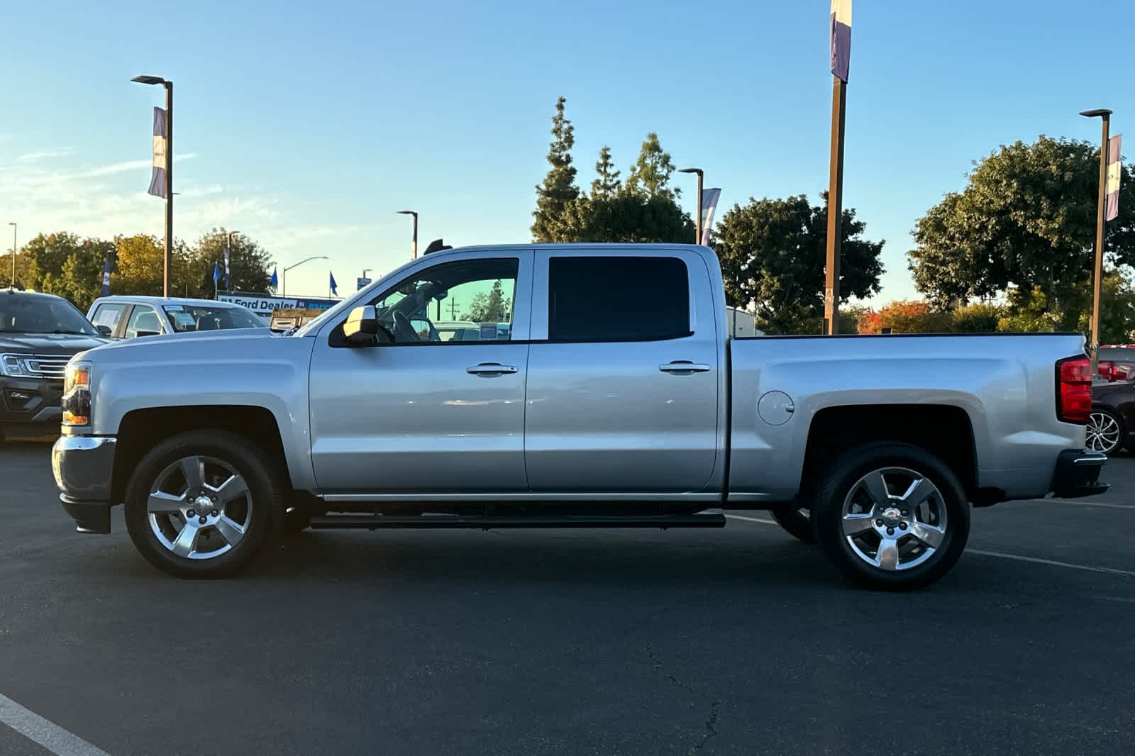 Thumbnail: 2017 Chevrolet Silverado 1500 - 6