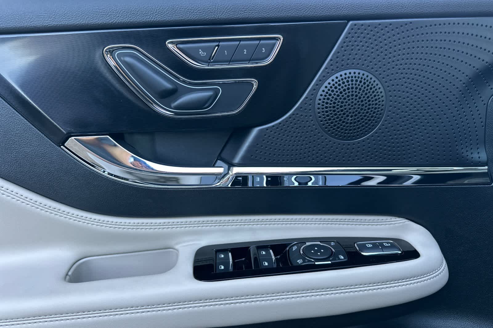 Thumbnail: 2025 Lincoln Corsair - 13