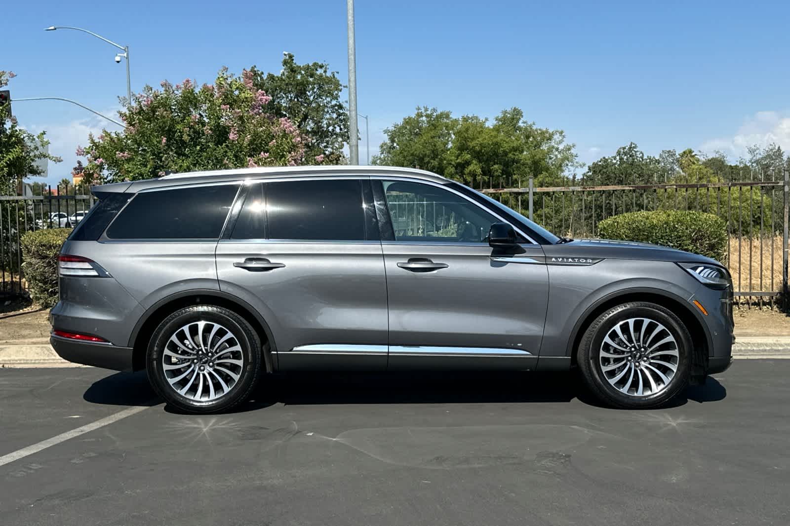 Thumbnail: 2022 Lincoln Aviator - 9
