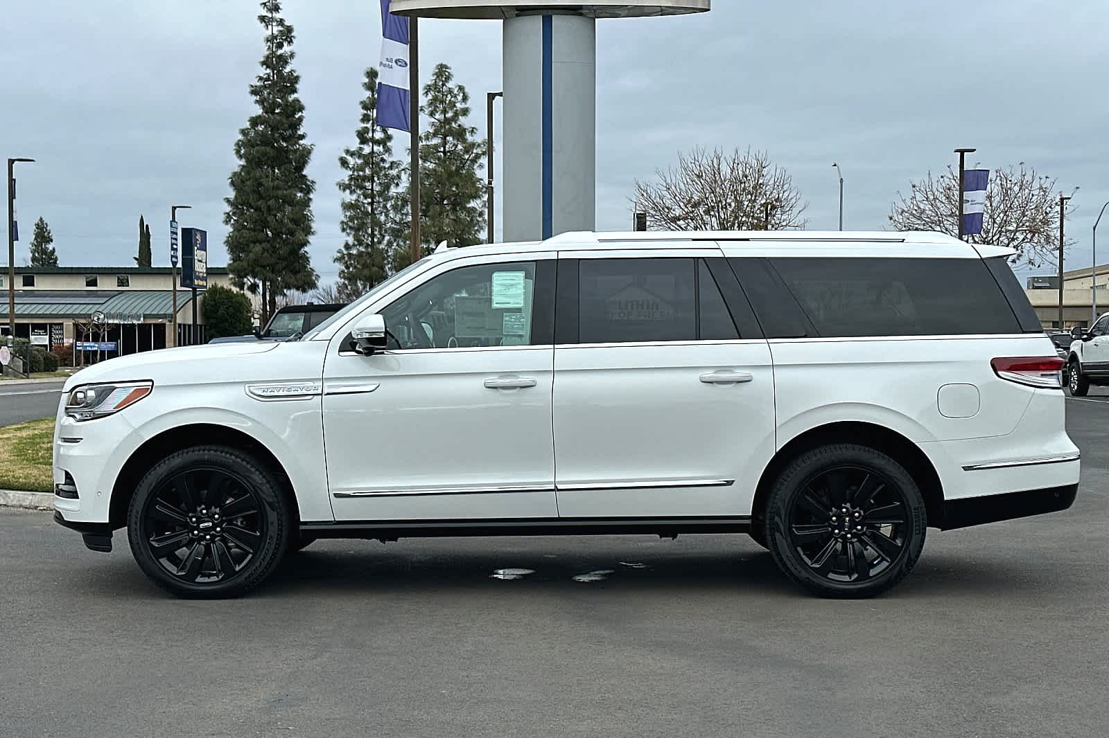 Thumbnail: 2024 Lincoln Navigator L - 5