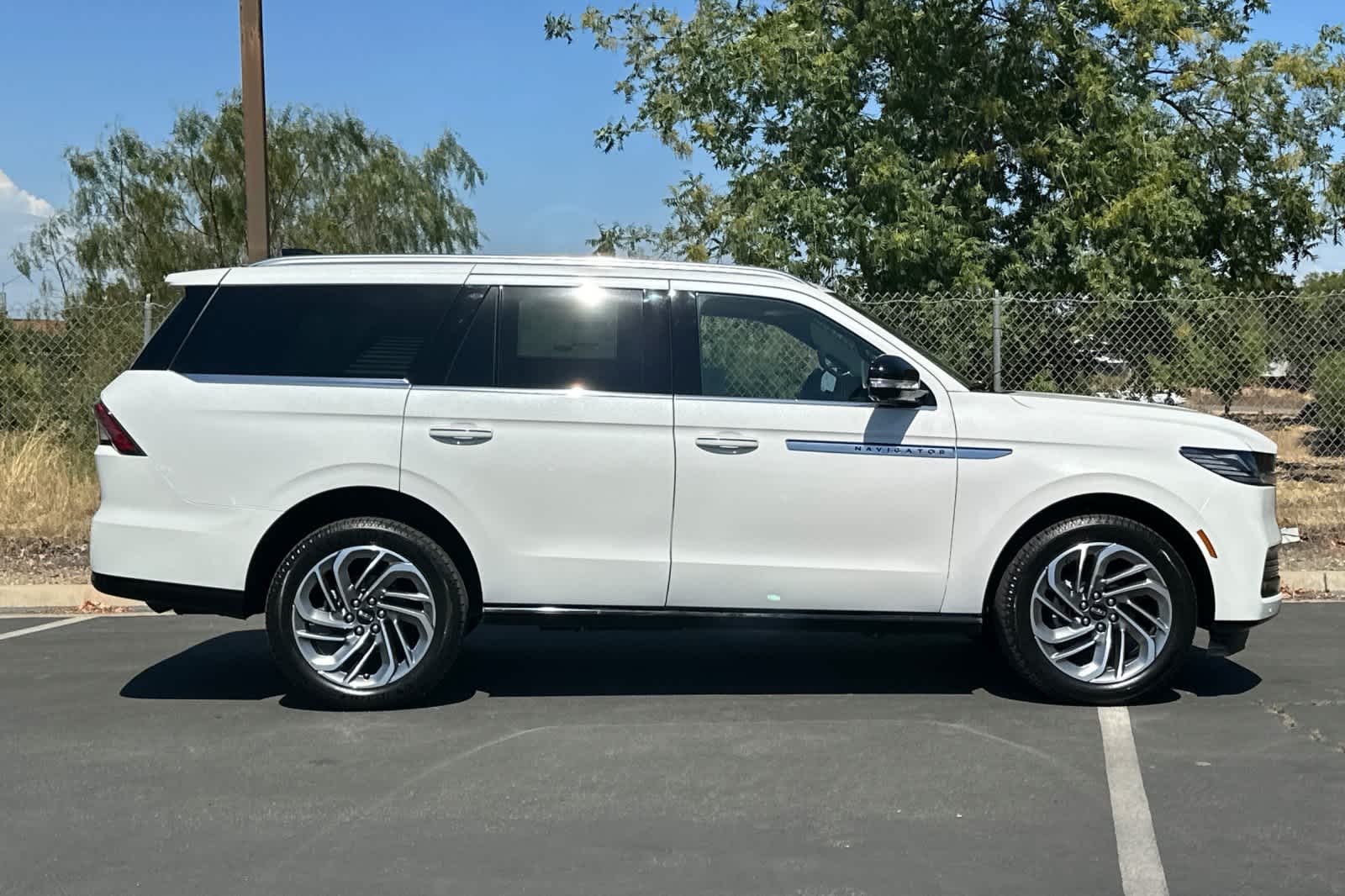 Thumbnail: 2026 Lincoln Navigator - 8