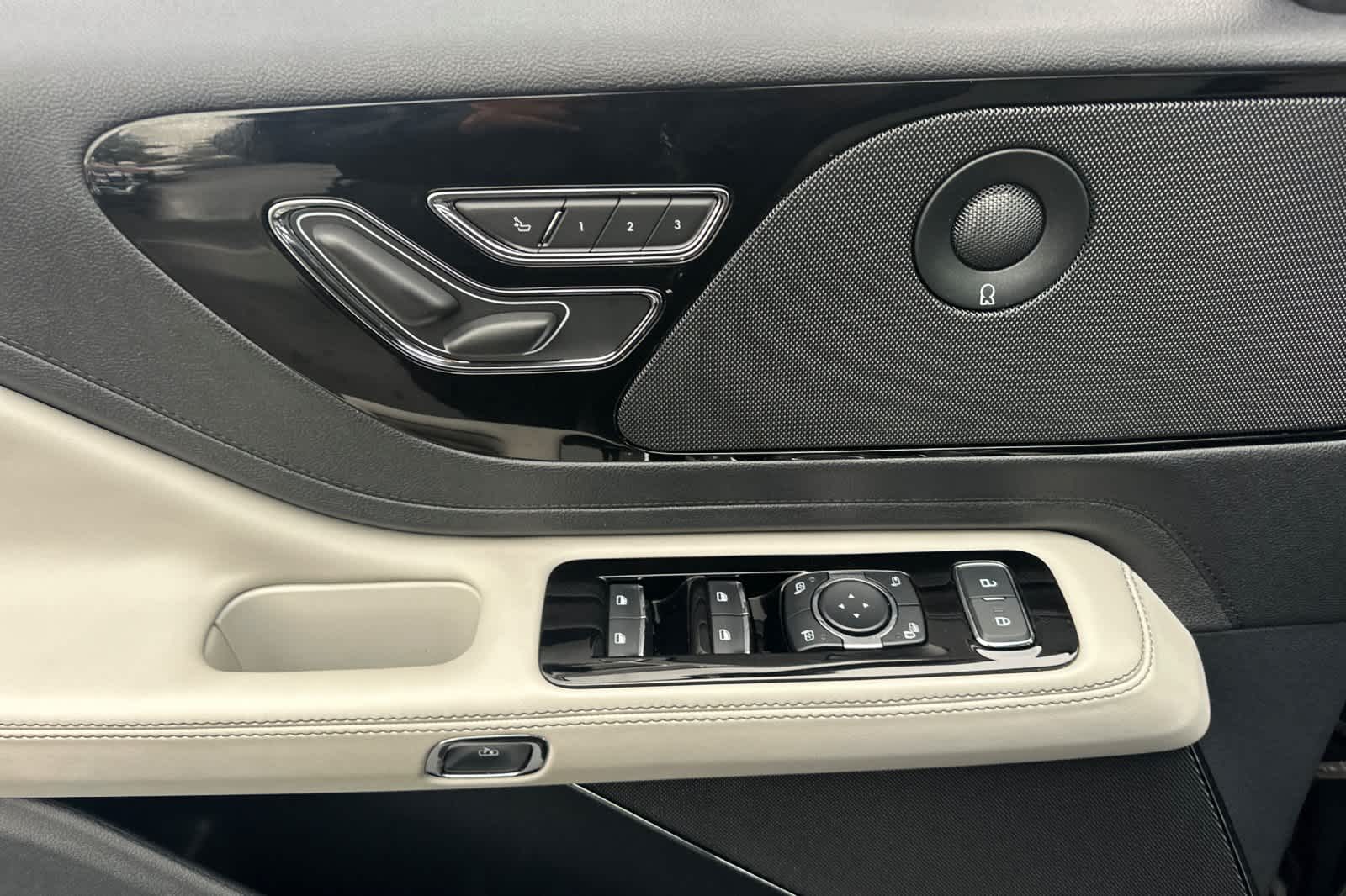 Thumbnail: 2025 Lincoln Aviator - 12