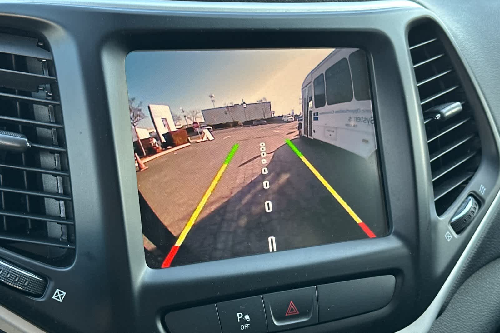 Thumbnail: 2018 Jeep Cherokee - 19